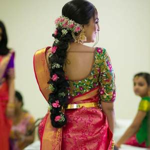 saree matching hair flowers